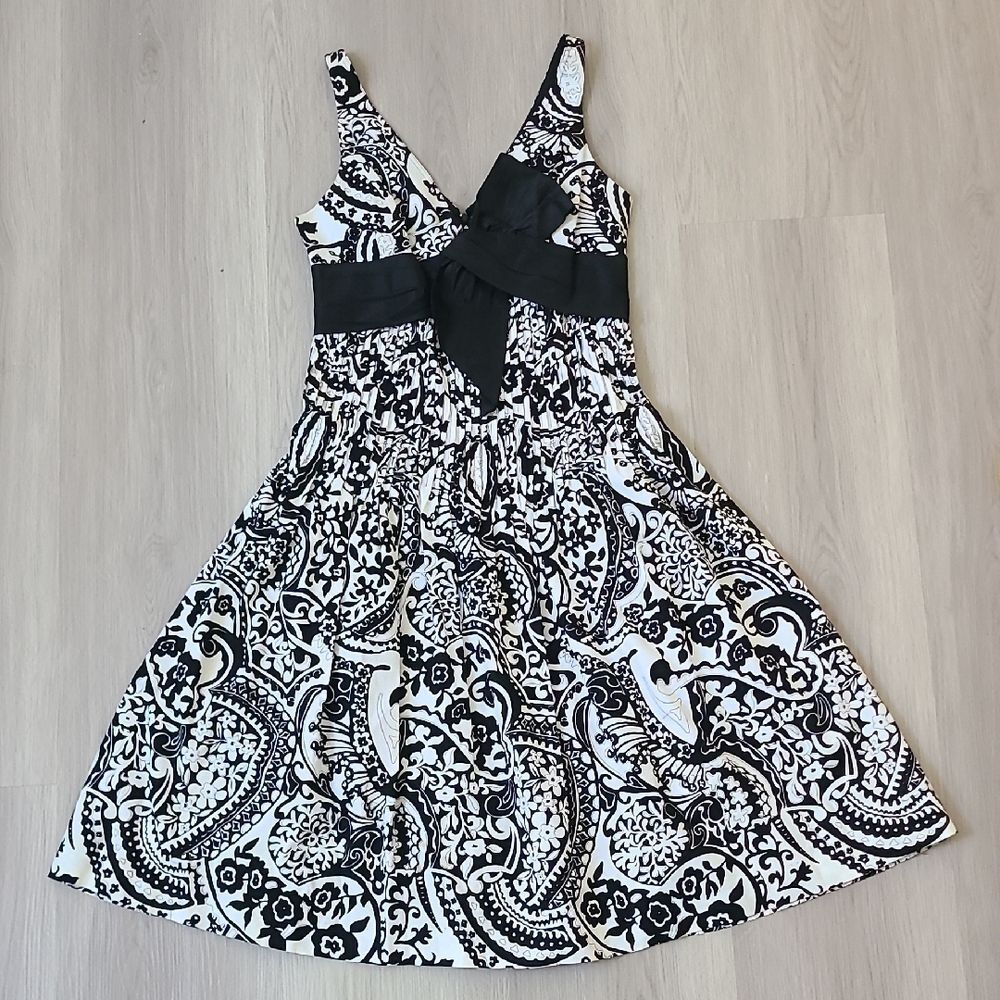 Rickie Freeman Teri Jon Scrollwork Pleated Dress 4 Fit & Flare Black White Bow